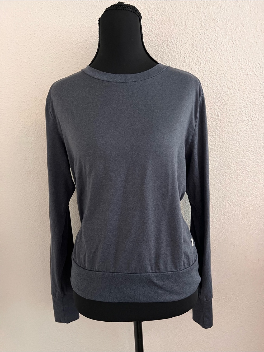 Vuori Daydream Crew Long Sleeve Crewneck Top in Charcoal